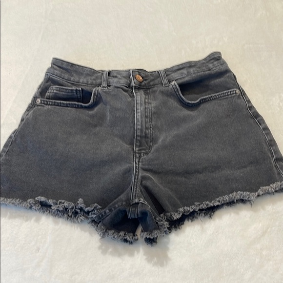 DIVIDED  H&M WOMENS SIZE 8 High-Waisted Black Denim Shorts - Picture 1 of 6